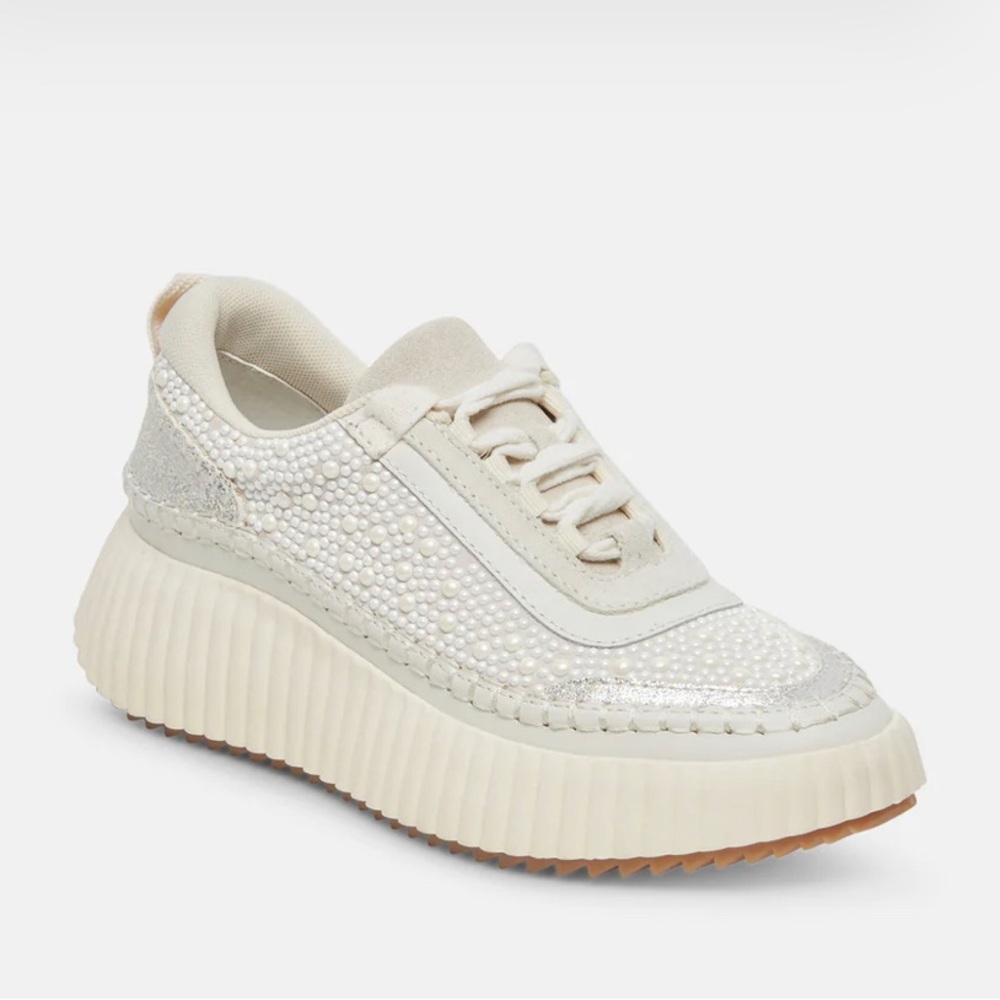 @@@DOLCE VITA@@@Dolen Pearl Sneakers. Size: 8.5